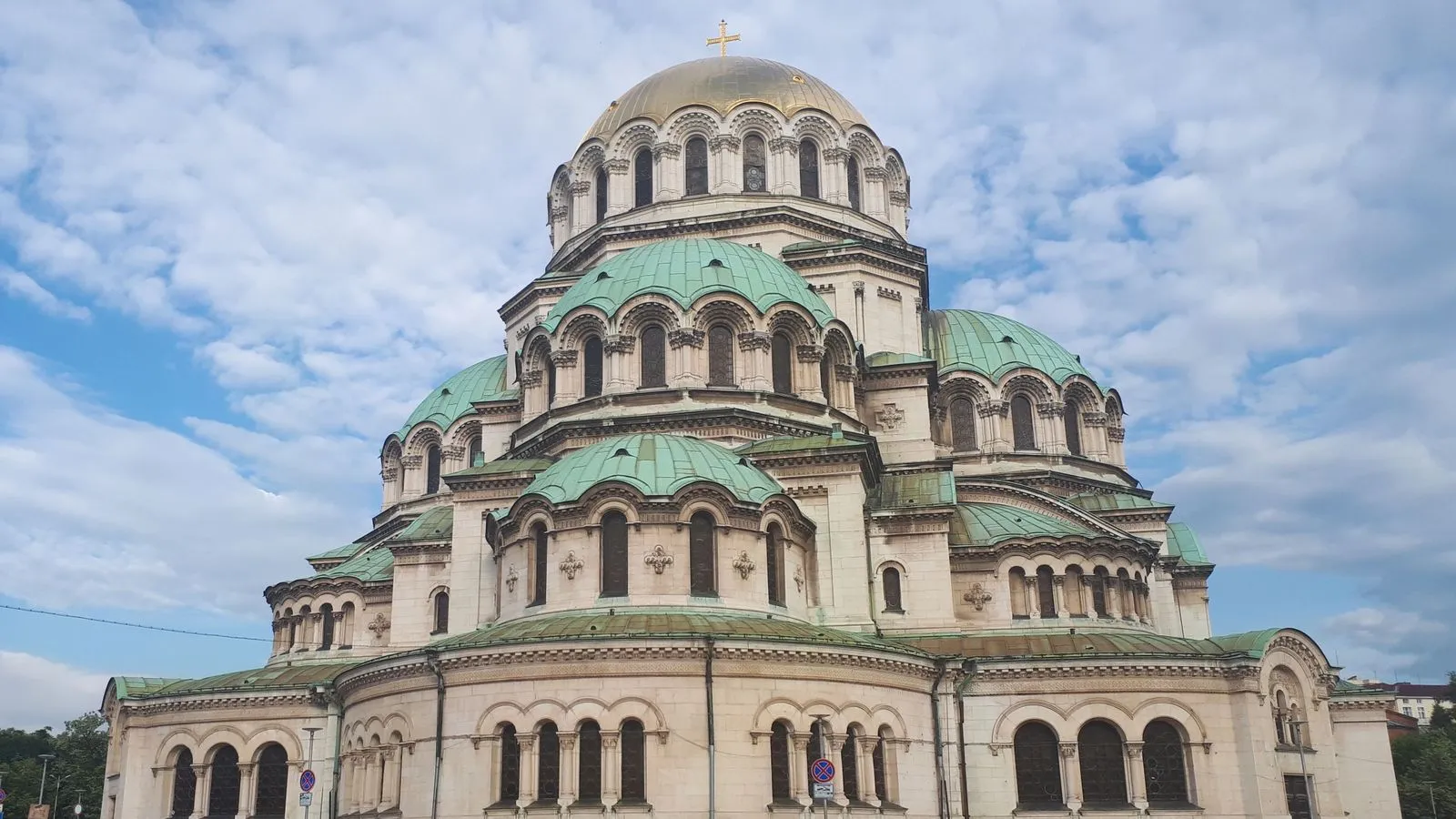 Ikoniczny obraz Katedry Aleksandra Newskiego z majestatyczną kopułą na tle niebieskiego nieba w Sofii, Bułgaria.