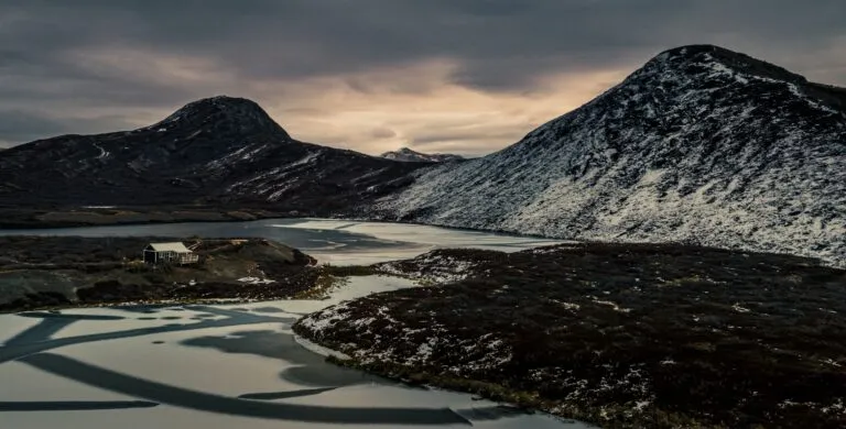 Ośnieżona góra i fiord w okolicy Kangerlussuaq na Grenlandii