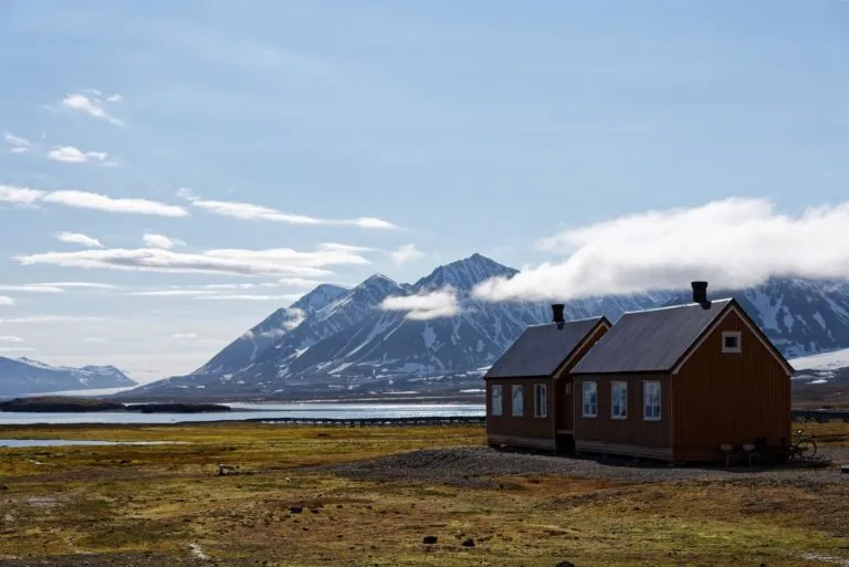 Norwegia - góry, czyste niebo, domek