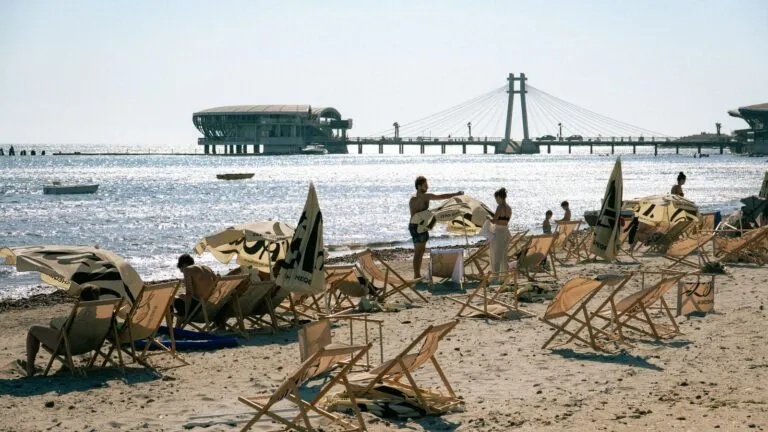 Relaksująca plaża w Durres z leżakami i parasolami, widok na wybrzeże Albanii.